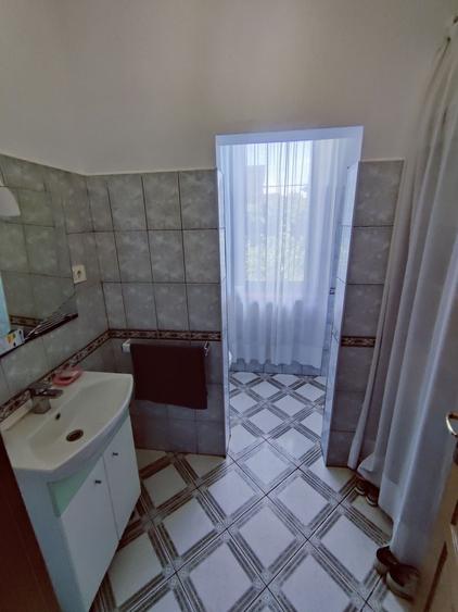 Casă individuală cu 7 camere cu Canalizare în Ghiroda