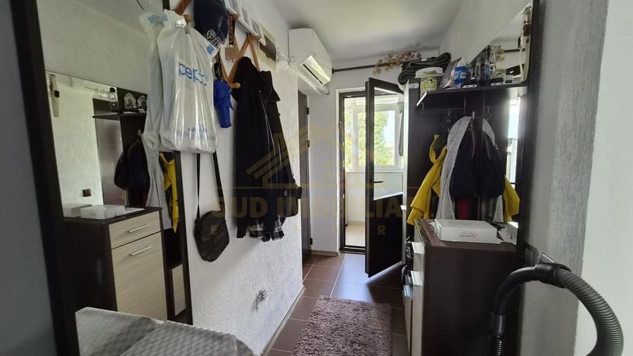 Apartament cu 3 camere semidecomandat, mobilat în Central