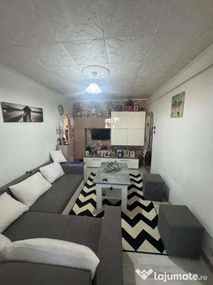 Apartament cu 4 camere semidecomandat în Craiovița Nouă
