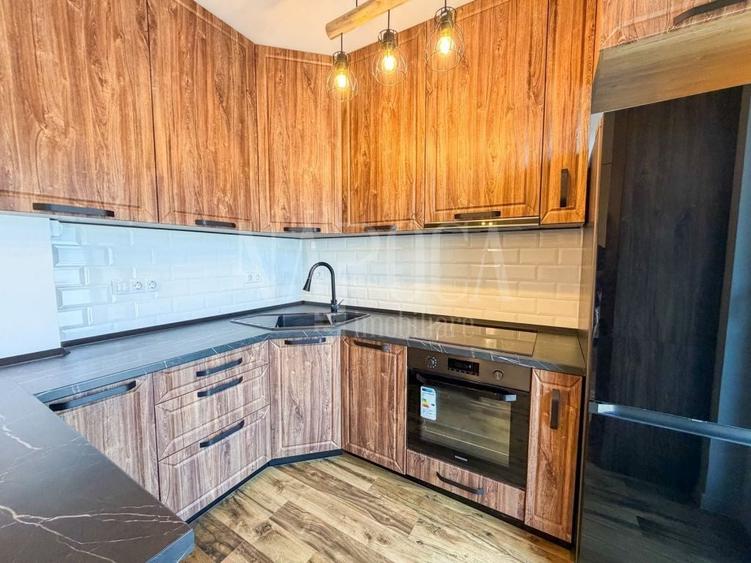 Apartament cu 3 camere semidecomandat în Borhanci
