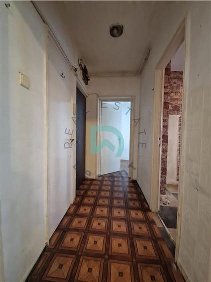 Apartament cu 3 camere semidecomandat în Tractorul