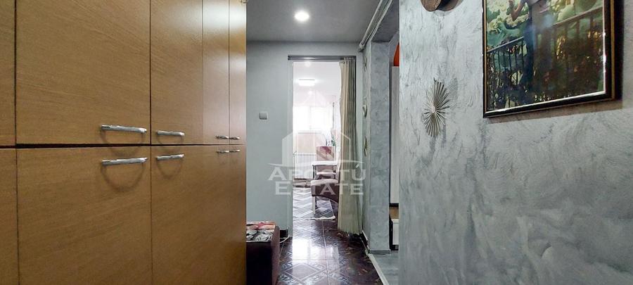 Apartament cu 3 camere semidecomandat, mobilat în Micro 4