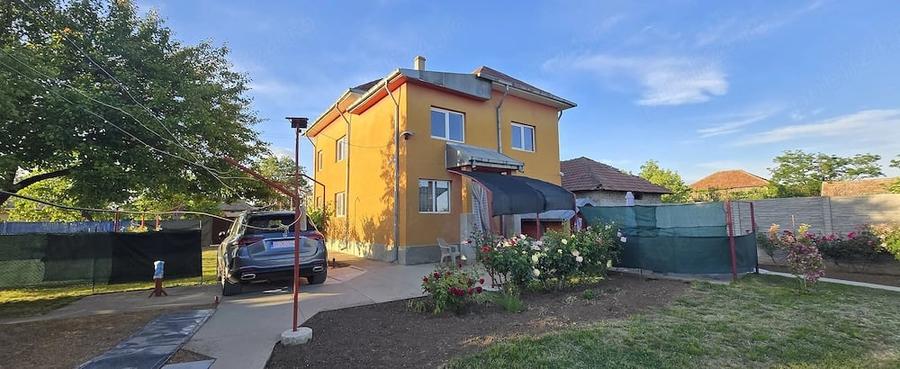 Casă cu 9 camere cu Teren 1400 Mp în Central