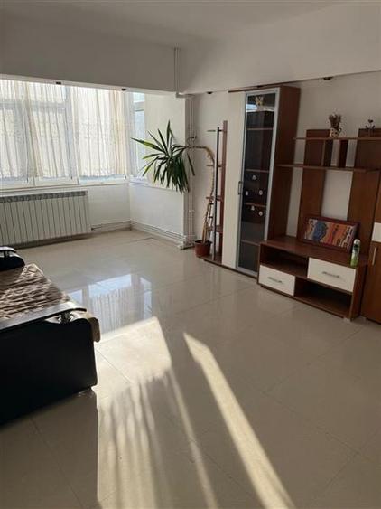 Apartament cu 3 camere semidecomandat în Ultracentral