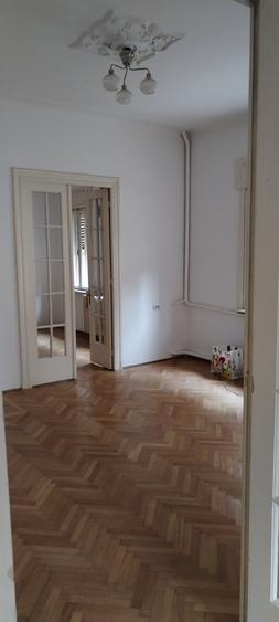 Casă cu 4 camere cu Teren 204 Mp în Floreasca