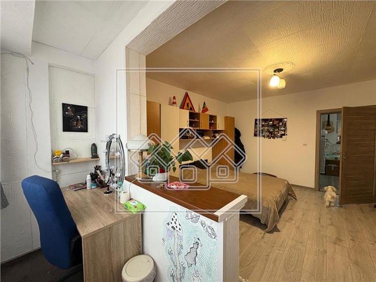 Apartament cu 4 camere decomandat în Lazaret