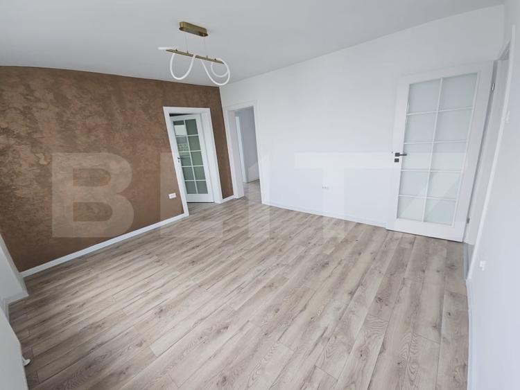 Apartament cu 3 camere semidecomandat în Podu Roș