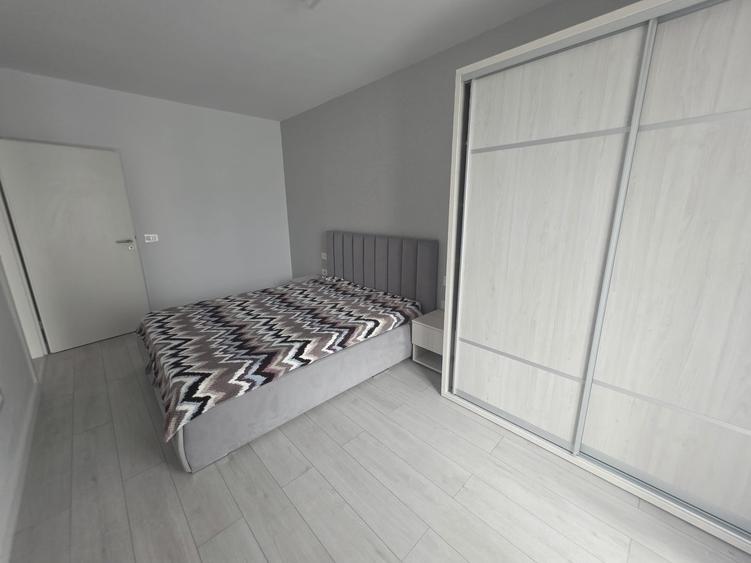 Apartament cu 3 camere semidecomandat în Tractorul