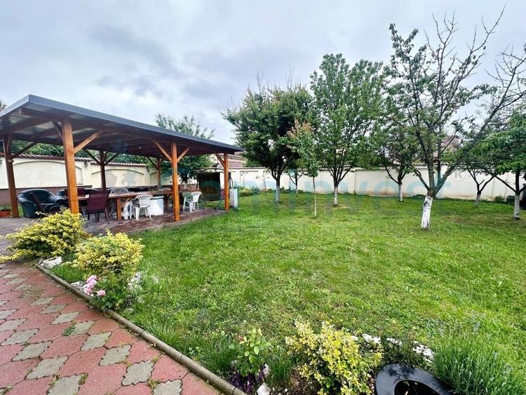 Casă individuală cu 11 camere cu Canalizare în Nufărul