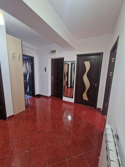 Apartament cu 3 camere semidecomandat, mobilat în Ipotești