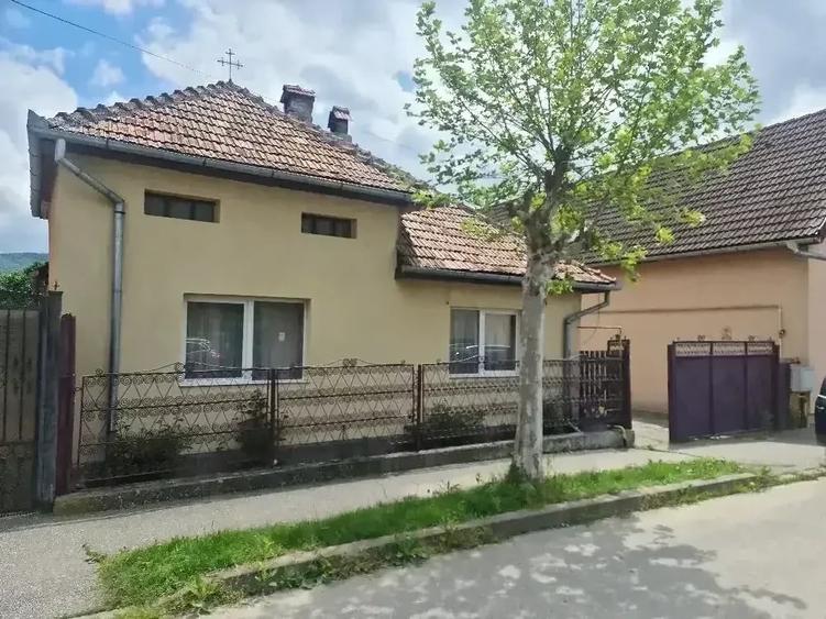 Casă cu Teren 900 Mp în Central