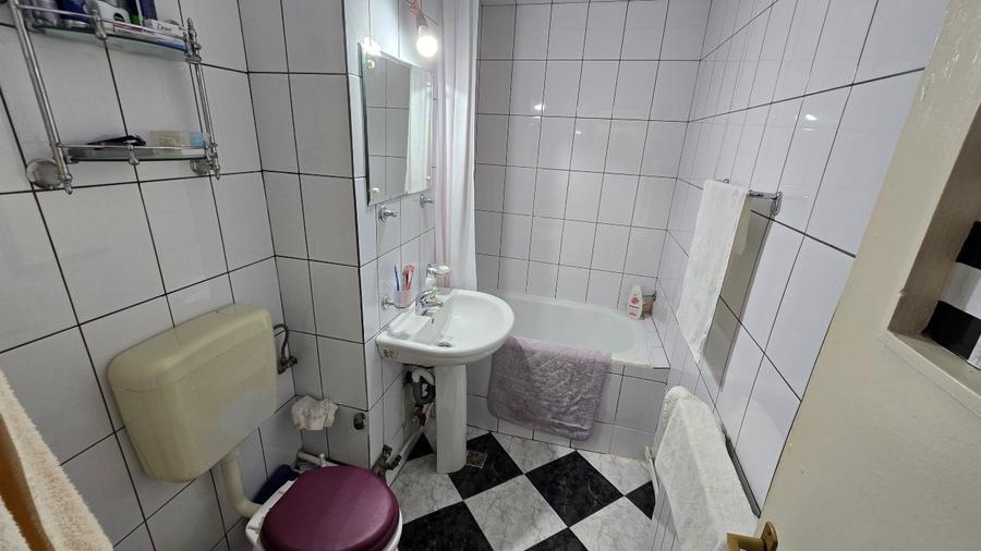 Apartament cu 3 camere semidecomandat în Sud-Vest