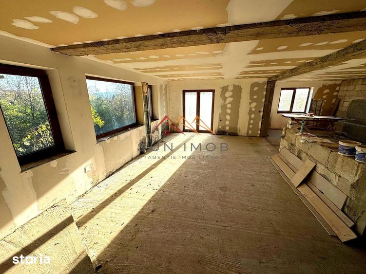 Casă cu 6 camere cu Teren 1354 Mp în Cornu