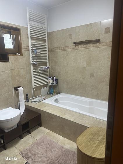 Casă cu 8 camere cu Teren 1300 Mp în Poiana