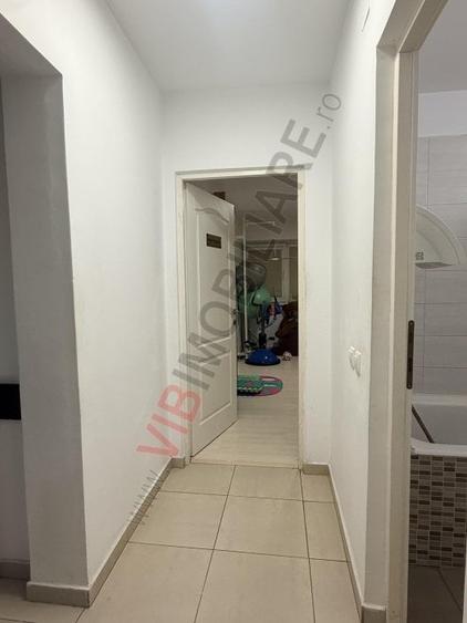 Apartament cu 3 camere semidecomandat în Mihai Bravu