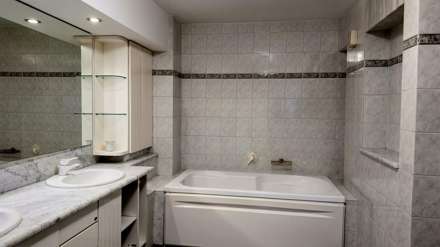 Penthouse cu 4 camere semidecomandat în P-ța Unirii