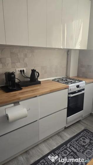 Apartament cu 3 camere semidecomandat în Titan