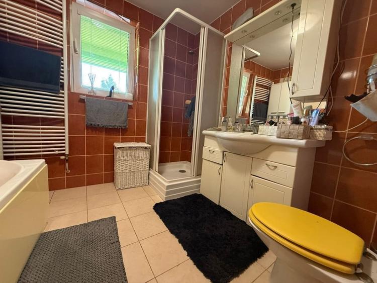 Casă individuală cu 6 camere cu Canalizare în Fratelia