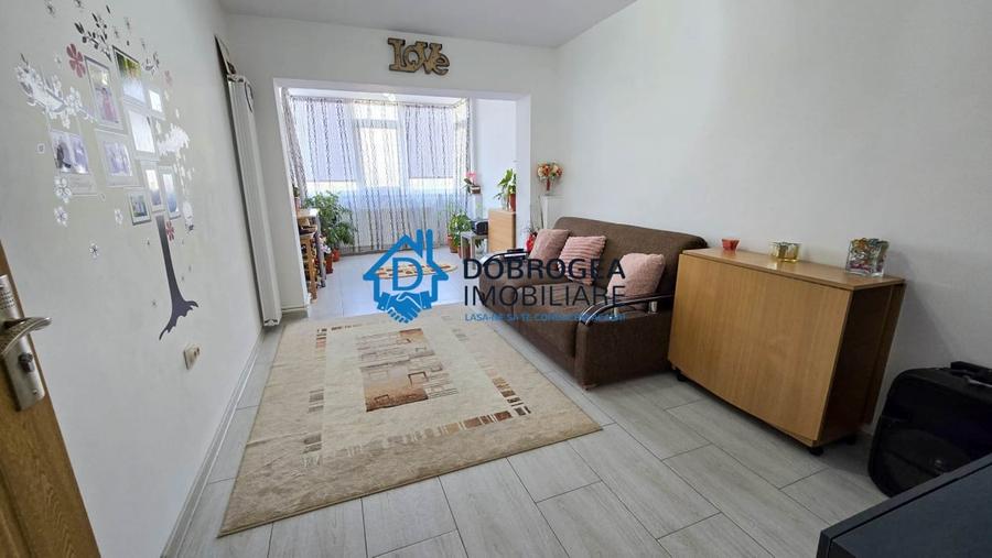 Apartament cu 4 camere decomandat, mobilat în C5
