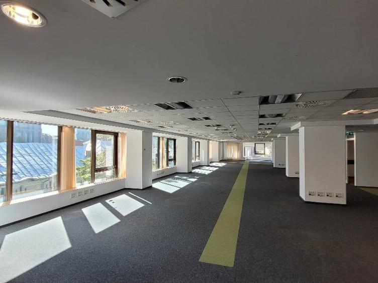 Birou, de 380 mp, în Universitate