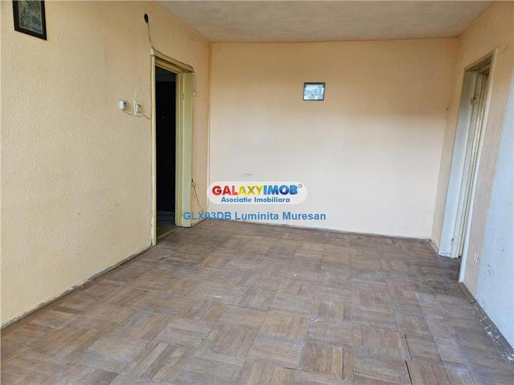 Apartament cu 3 camere semidecomandat în Micro 6