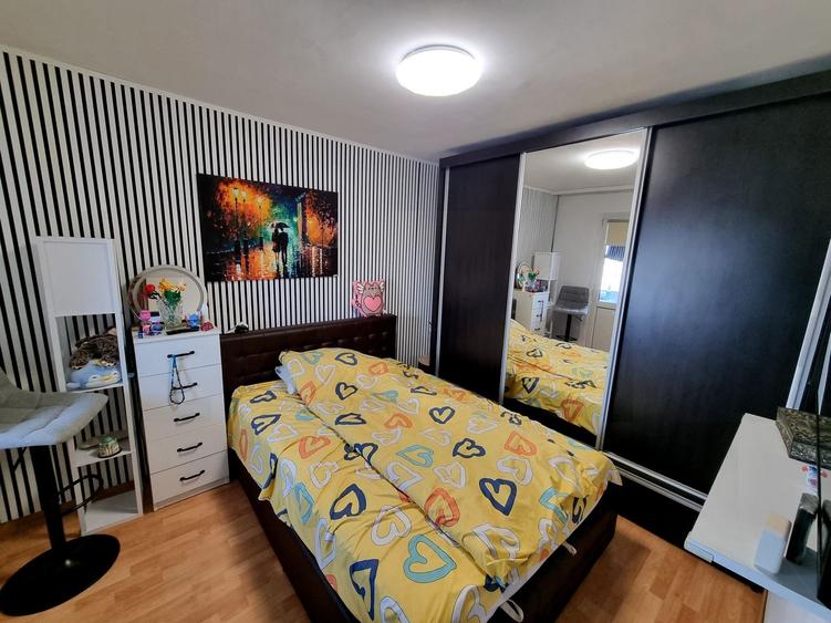 Apartament cu 3 camere semidecomandat, mobilat în Casa de Cultură
