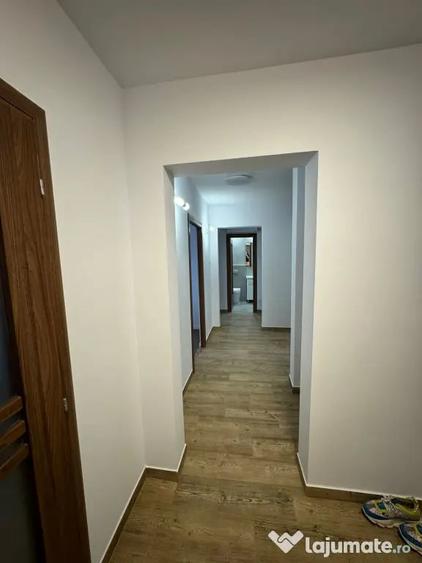Apartament cu 3 camere decomandat în Podu Roș