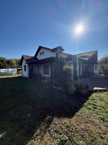 Casă cu 3 camere în Săcălaia