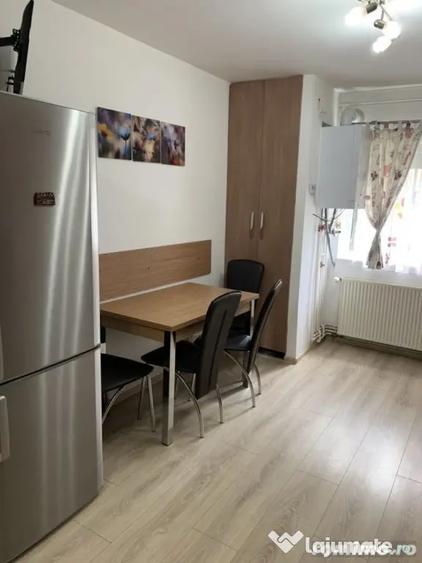 Apartament cu 3 camere decomandat în Girocului