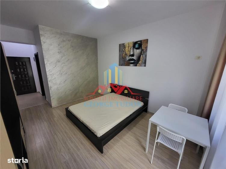 Garsonieră decomandată în Roșu