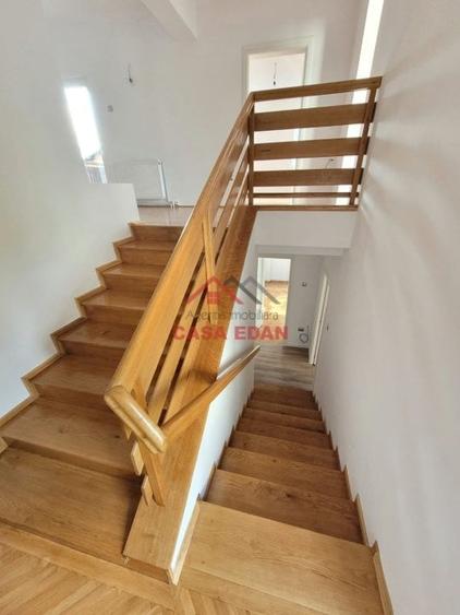 Casă individuală cu 6 camere cu Teren 550 Mp în Central