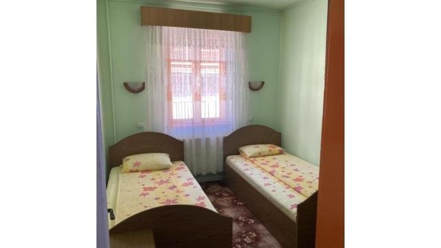 Casă individuală cu 10 camere cu Teren 1200 Mp în Central