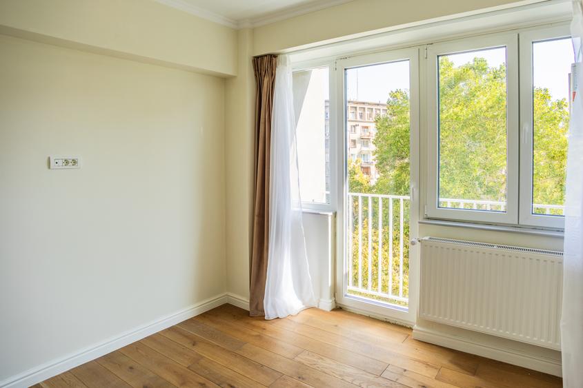 Apartament cu 4 camere semidecomandat, mobilat în Romană