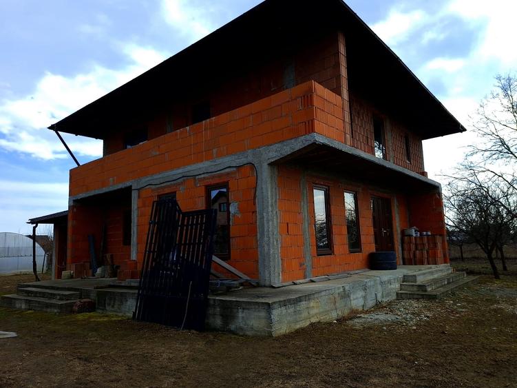 Casă individuală cu 4 camere cu Garaj în Călinești