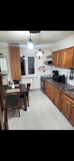Apartament cu 3 camere decomandat, mobilat în Lipovei