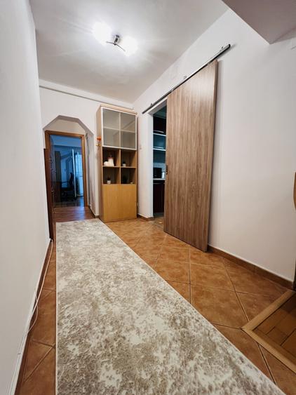 Apartament cu 4 camere decomandat, mobilat în Tei