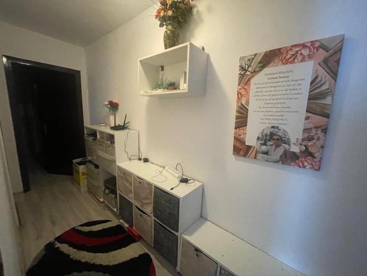 Apartament cu 3 camere semidecomandat, mobilat în Valea Rosie