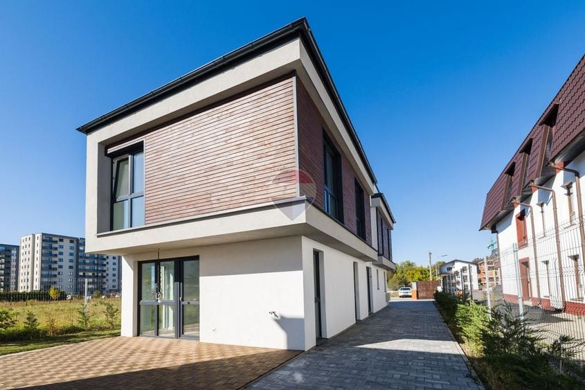 Casă individuală cu 4 camere cu Teren 263 Mp în Tractorul