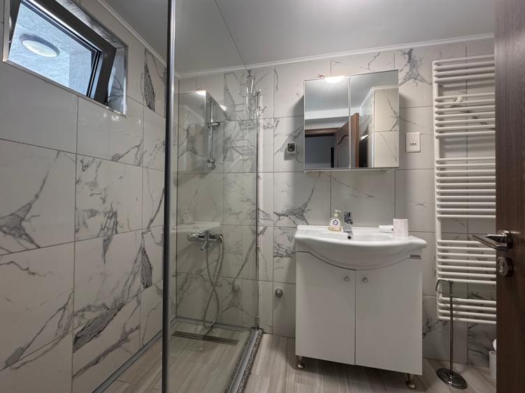 Apartament cu 4 camere semidecomandat în Băneasa