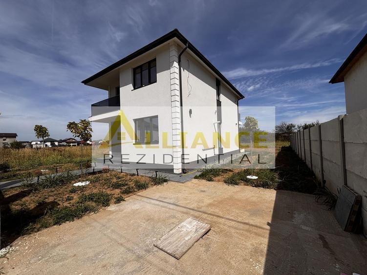 Casă individuală cu 4 camere cu Canalizare în Berceni