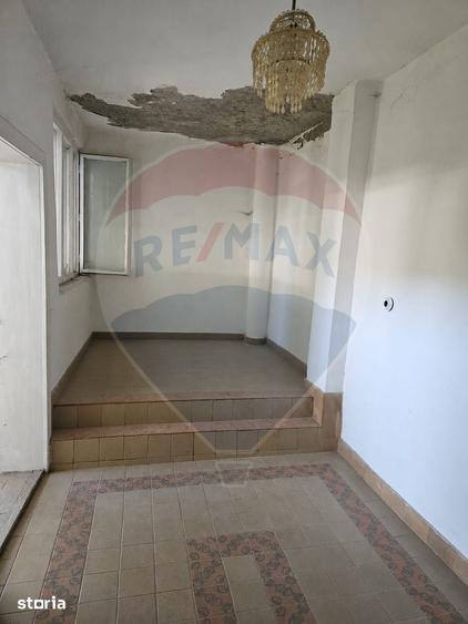 Casă cu 6 camere cu Teren 250 Mp în Central