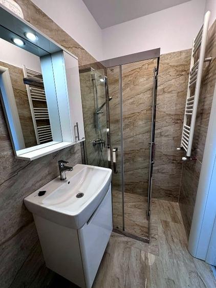Apartament cu 3 camere decomandat, mobilat în Parcul Carol