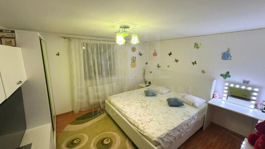Casă cu 8 camere cu Teren 741 Mp în Central