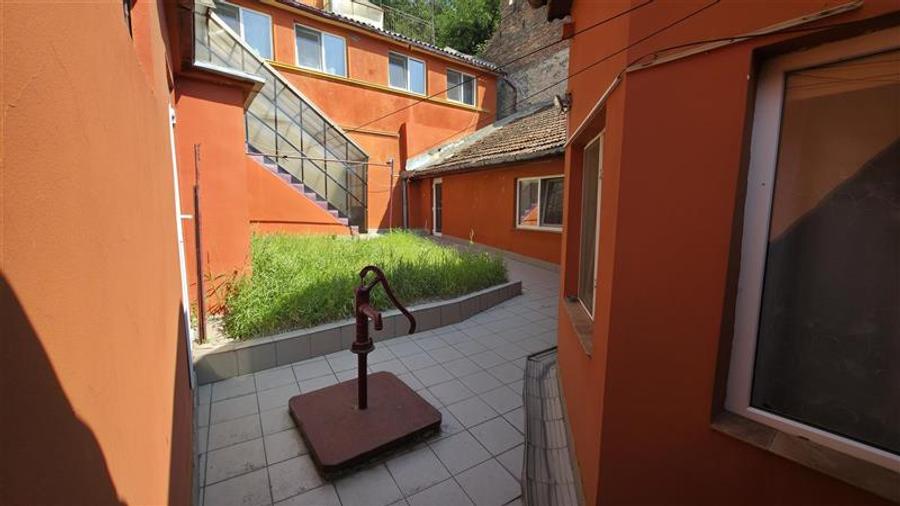Casă individuală cu 8 camere cu Canalizare în Vest