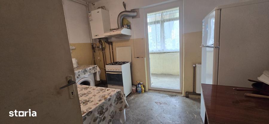 Apartament cu 3 camere decomandat în Micro 12