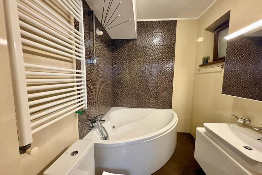 Apartament cu 3 camere semidecomandat, mobilat în Bucureștii Noi