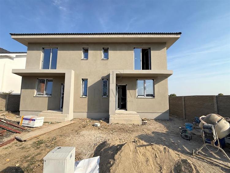 Duplex cu 4 camere cu Canalizare în Moșnița Nouă