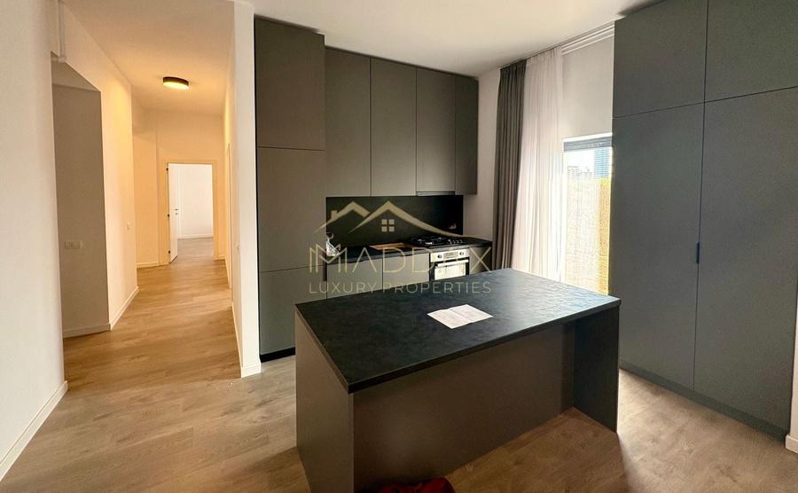 Apartament cu 3 camere semidecomandat, mobilat în Băneasa