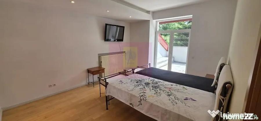 Casă cu 7 camere cu Teren 2813 Mp în Central