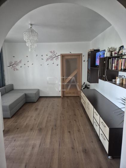 Apartament cu 3 camere semidecomandat, mobilat în Colentina